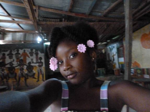 Autoretrato de uma bela menina garifuna, em Livingston, no litoral da Guatemala